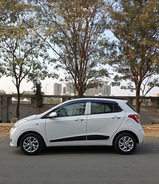 Hyundai Grand i10 1.2 Kappa Magna AT Second-hand 2017 Hyundai Grand i10 1.2 Kappa Magna AT for sale in Surat-4