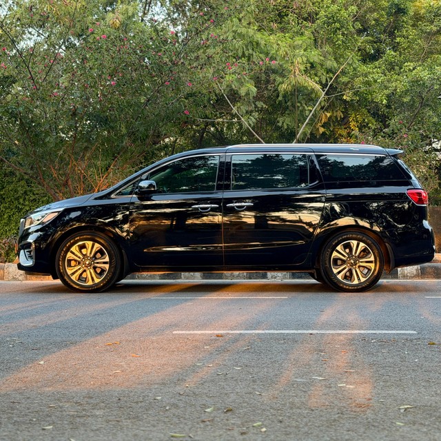 Second-hand 2023 Kia Carnival Limousine Plus for sale in New Delhi-3