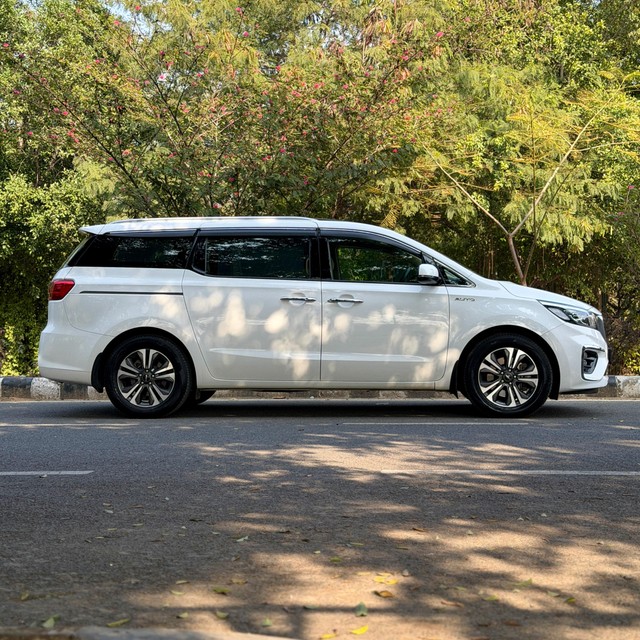 Second-hand 2022 Kia Carnival Limousine for sale in New Delhi-1