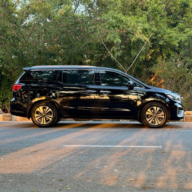 Second-hand 2023 Kia Carnival Limousine Plus for sale in New Delhi-1