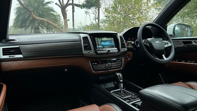 Second-hand 2019 Mahindra Alturas G4 4X4 AT BSIV for sale in Noida-8