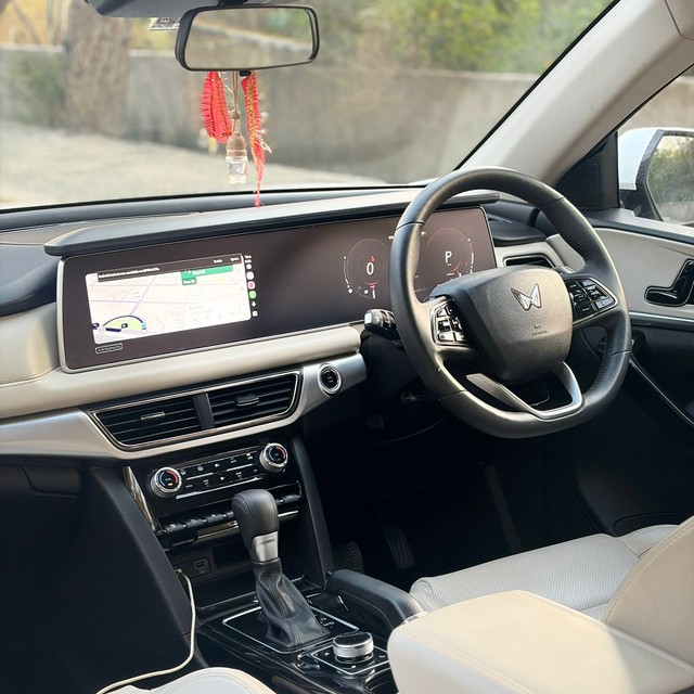 Second-hand 2024 Mahindra XUV700 AX7 7Str Diesel AT for sale in Noida-11