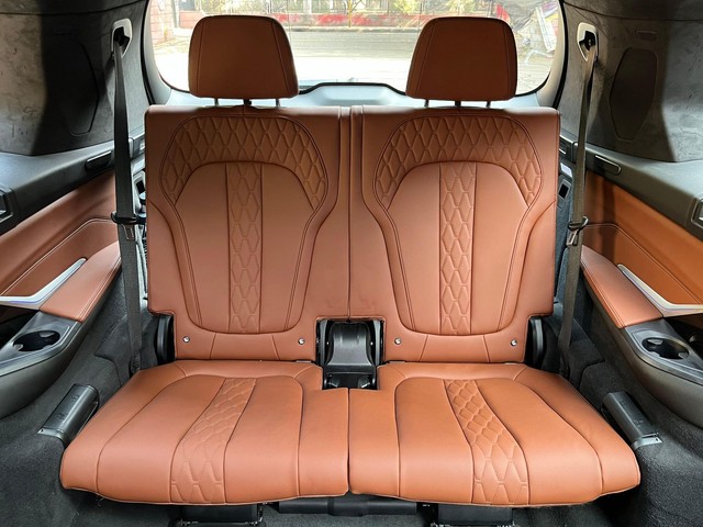 Second-hand 2024 BMW X7 xDrive40i M Sport Signature for sale in Noida-10