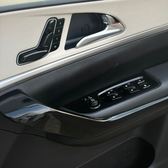 Second-hand 2024 Mahindra XUV700 AX7 7Str Diesel AT for sale in Noida-6