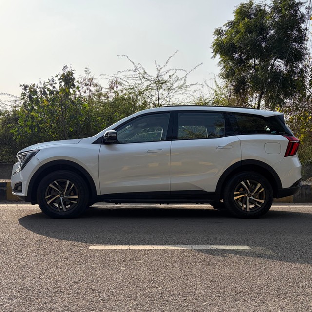 Second-hand 2023 Mahindra XUV700 AX5 AT BSVI for sale in Noida-3