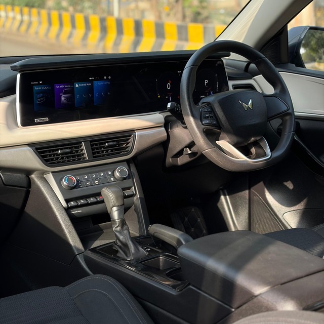 Second-hand 2023 Mahindra XUV700 AX5 AT BSVI for sale in Noida-10