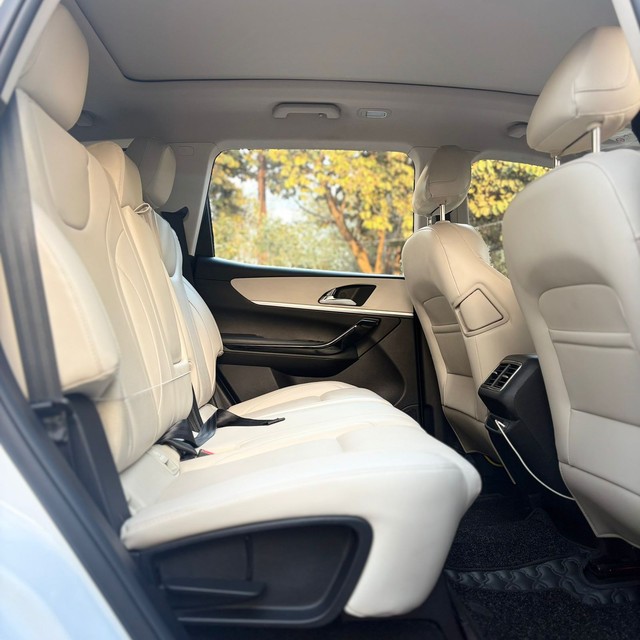 Second-hand 2024 Mahindra XUV700 AX7 7Str Diesel AT for sale in Noida-4