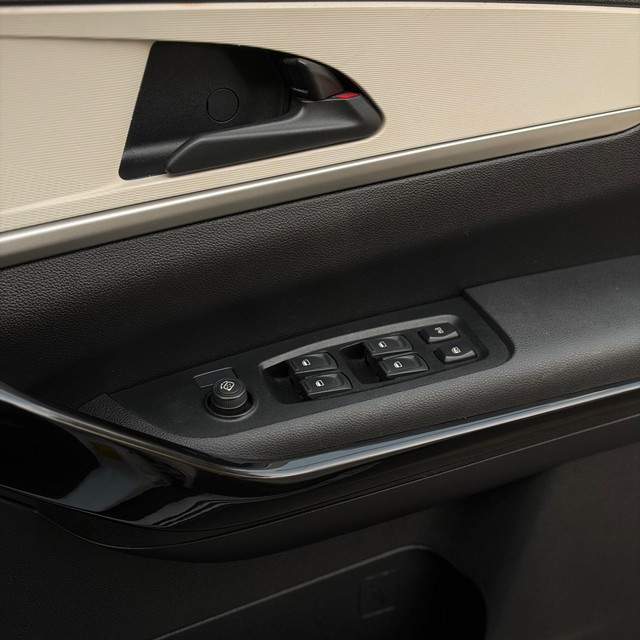 Second-hand 2023 Mahindra XUV700 AX5 AT BSVI for sale in Noida-9