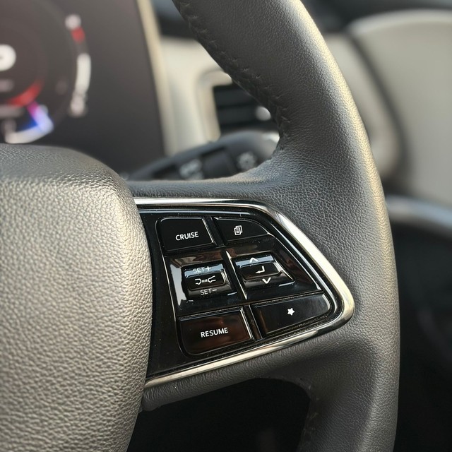 Second-hand 2024 Mahindra XUV700 AX7 7Str Diesel AT for sale in Noida-7