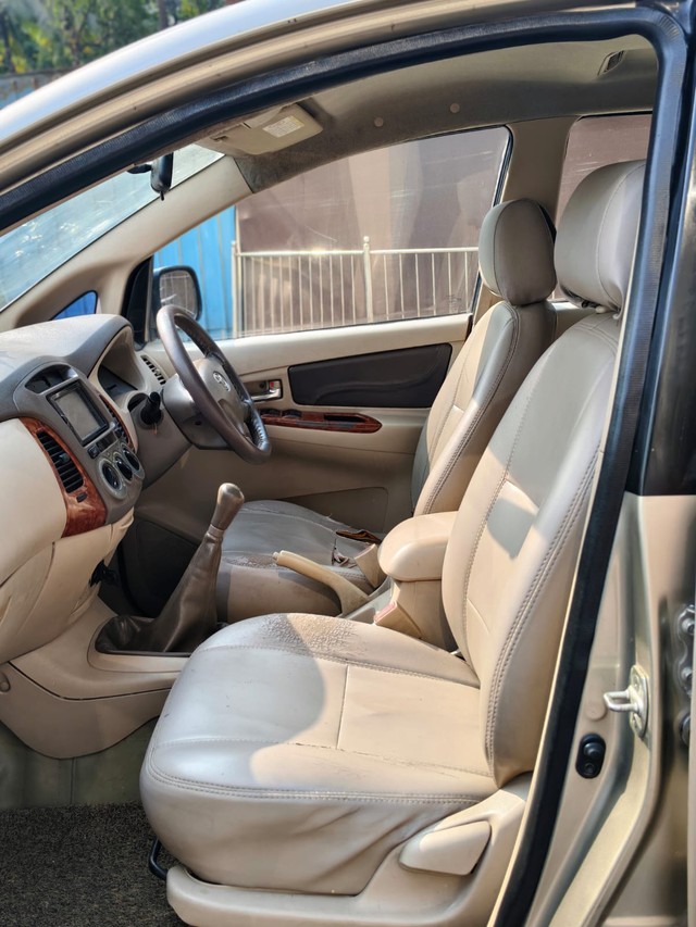 Second-hand 2007 Toyota Innova 2.5 V Diesel 8-seater for sale in Mumbai-9