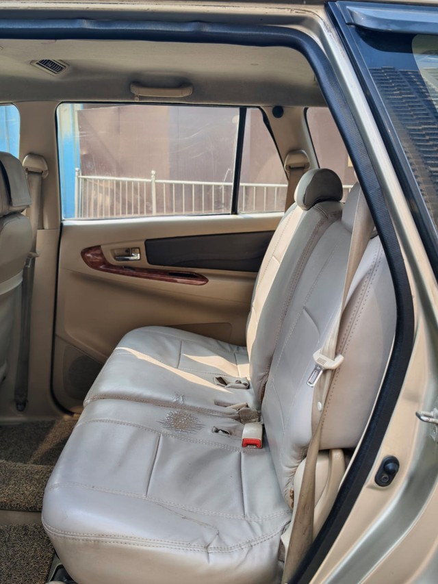 Second-hand 2007 Toyota Innova 2.5 V Diesel 8-seater for sale in Mumbai-10