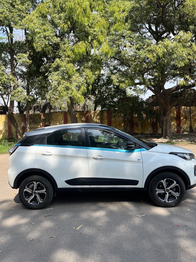 Second-hand 2022 Tata Nexon EV XZ Plus LUX for sale in New Delhi-1