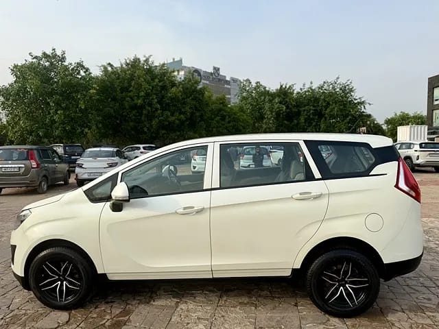 Second-hand 2020 Mahindra Marazzo M4 for sale in New Delhi-3