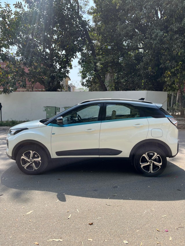 Second-hand 2022 Tata Nexon EV XZ Plus LUX for sale in New Delhi-4