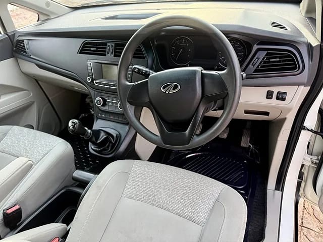 Second-hand 2020 Mahindra Marazzo M4 for sale in New Delhi-14