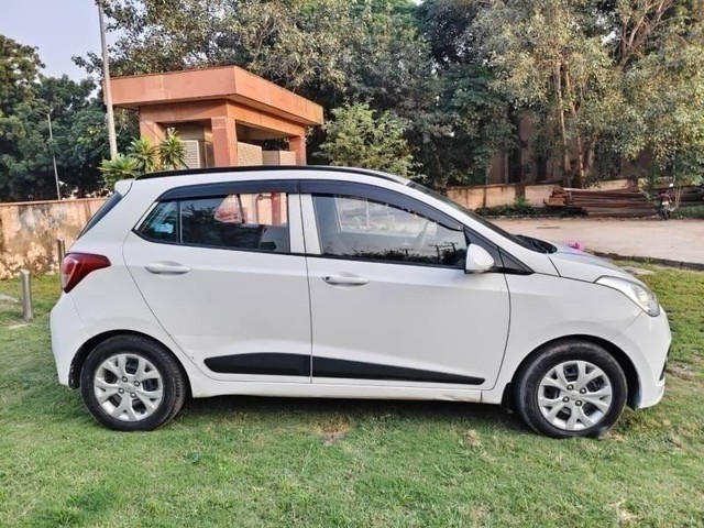 Second-hand 2015 Hyundai Grand i10 Sportz for sale in Noida-1