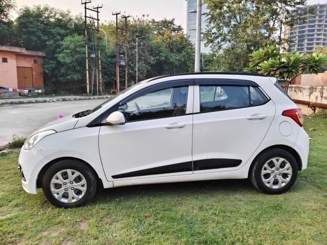 Second-hand 2015 Hyundai Grand i10 Sportz for sale in Noida-4
