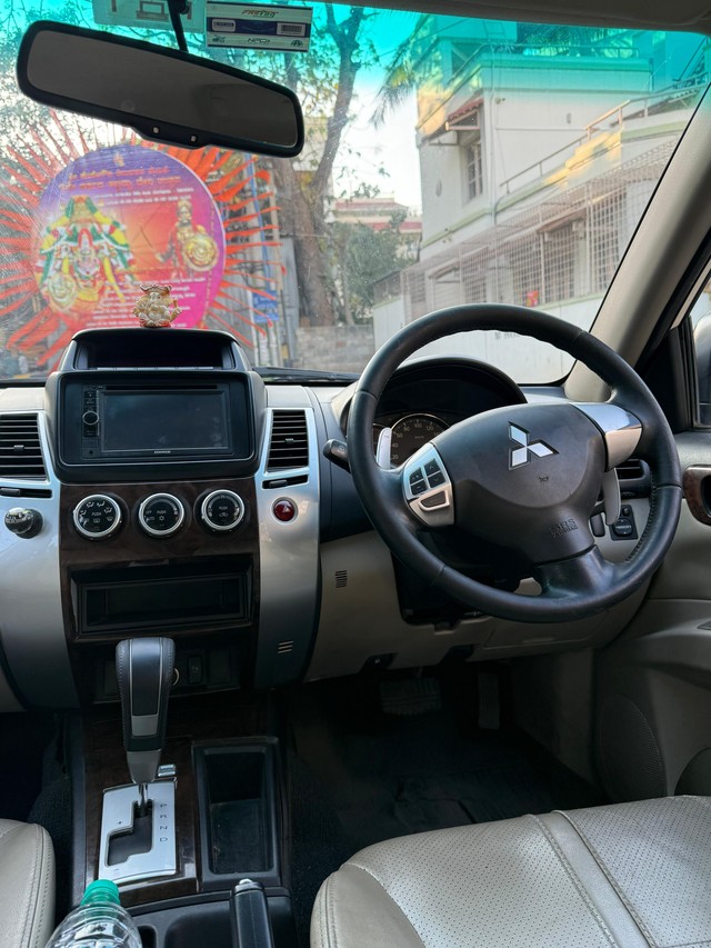 Second-hand 2015 Mitsubishi Pajero Sport 4X2 AT for sale in Bangalore-11
