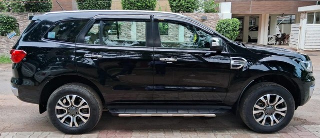 Second-hand 2021 Ford Endeavour Titanium Plus 4X2 AT for sale in Lucknow-1