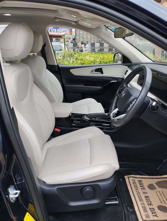 Mahindra XUV700 AX7 7Str AT Second-hand 2024 Mahindra XUV700 AX7 7Str AT for sale in New Delhi-10