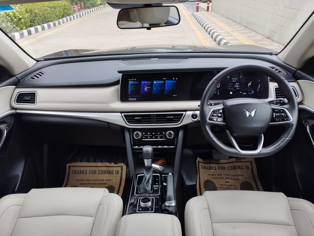 Mahindra XUV700 AX7 7Str AT Second-hand 2024 Mahindra XUV700 AX7 7Str AT for sale in New Delhi-13