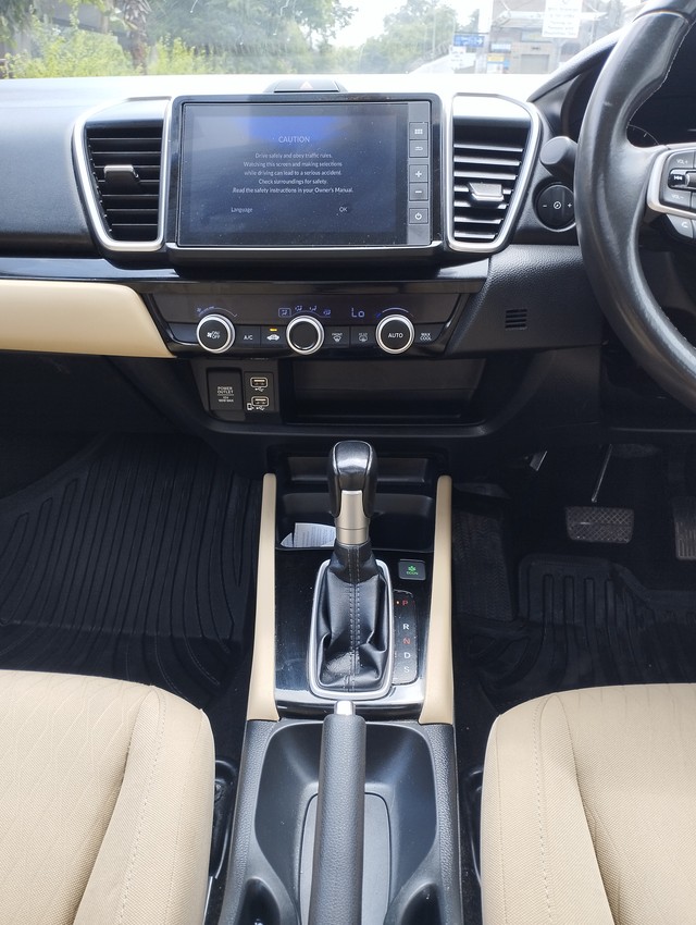 Second-hand 2022 Honda City VX CVT for sale in New Delhi-13