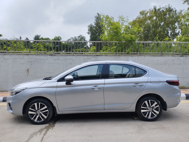 Second-hand 2022 Honda City VX CVT for sale in New Delhi-3