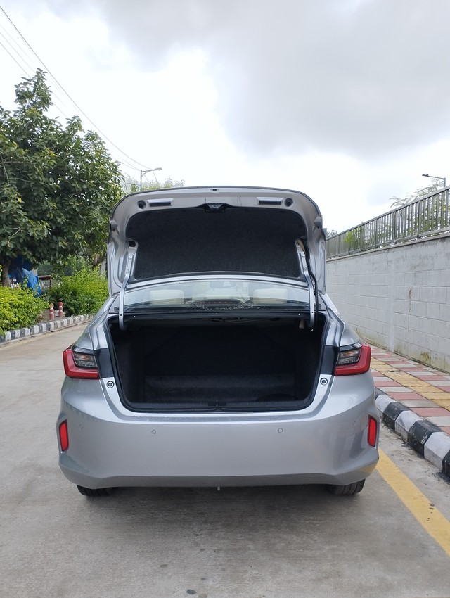 Second-hand 2022 Honda City VX CVT for sale in New Delhi-9