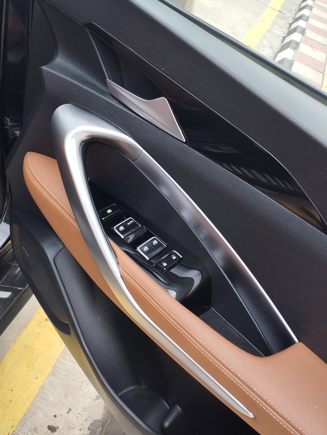 Second-hand 2023 MG Hector Plus Sharp CVT for sale in New Delhi-6