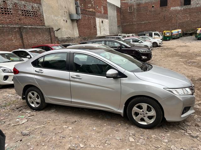 https://images10.gaadi.com/usedcar_image/SP1A.210812.016/original/0117fefd-9e9d-4b9c-9681-b562ed6dc985.jpg?imwidth=6401