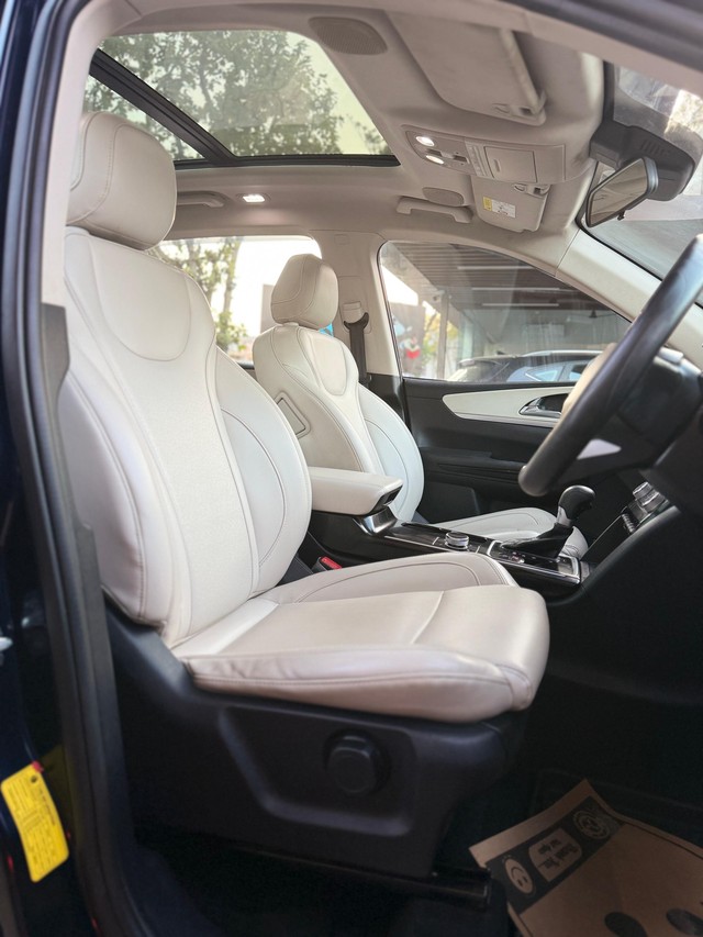 Second-hand 2022 Mahindra XUV700 AX7 Diesel AT BSVI for sale in Surat-14