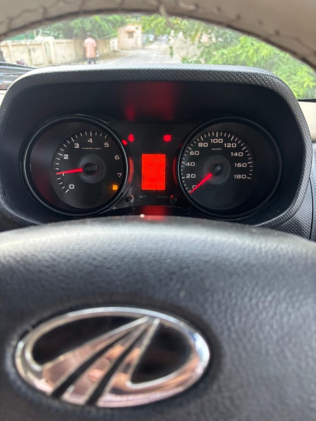 Second-hand 2018 Mahindra TUV 300 T6 Plus for sale in Agra-4