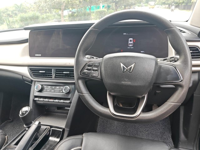 Second-hand 2022 Mahindra XUV700 AX3 BSVI for sale in Noida-9