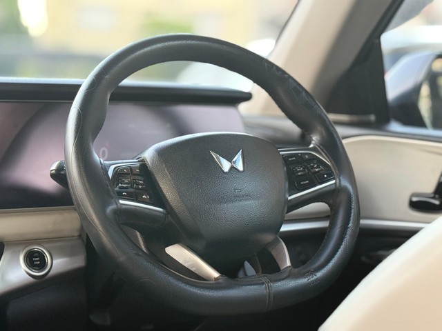 Second-hand 2022 Mahindra XUV700 AX7 Diesel AT BSVI for sale in Surat-9