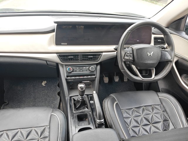 Second-hand 2022 Mahindra XUV700 AX3 BSVI for sale in Noida-10