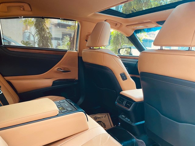 Second-hand 2024 Lexus ES 300h Exquisite for sale in New Delhi-11