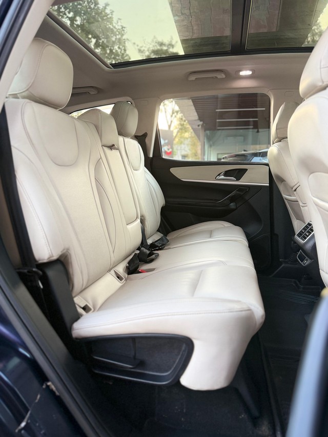 Second-hand 2022 Mahindra XUV700 AX7 Diesel AT BSVI for sale in Surat-16