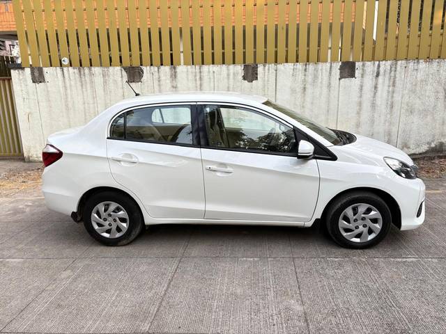 https://images10.gaadi.com/usedcar_image/SP1A.210812.016/original/a39c0cff-510a-4ef0-a575-82176584d4e4.jpg?imwidth=6401