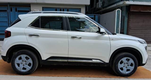 https://images10.gaadi.com/usedcar_image/SP1A.210812.016/original/bcf548a4-3406-4c1c-b2b9-e1eff02b14ae.jpg?imwidth=6401