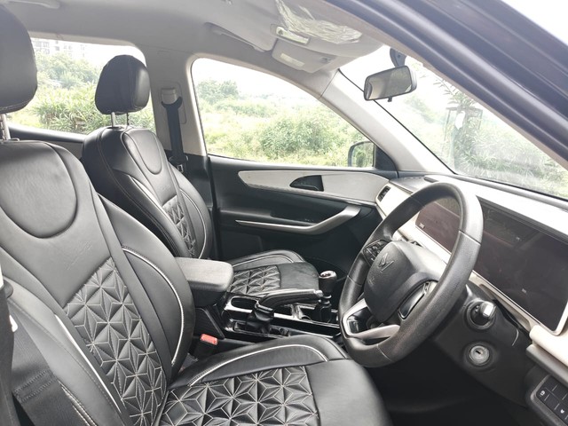 Second-hand 2022 Mahindra XUV700 AX3 BSVI for sale in Noida-13