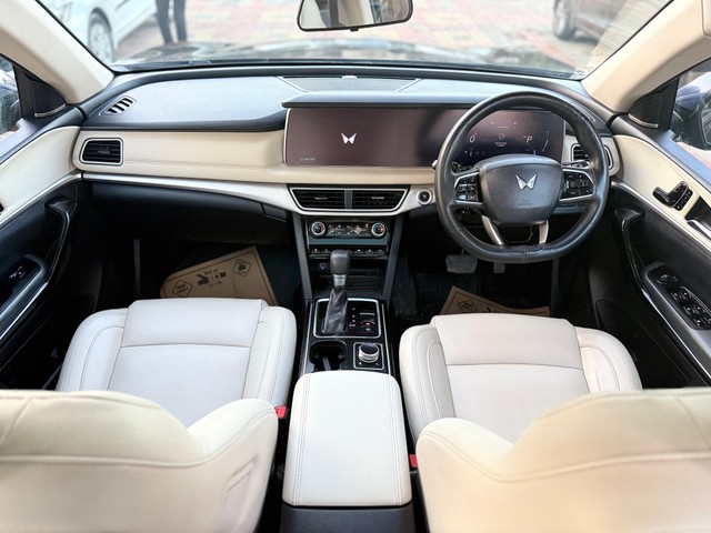 Second-hand 2022 Mahindra XUV700 AX7 Diesel AT BSVI for sale in Surat-15