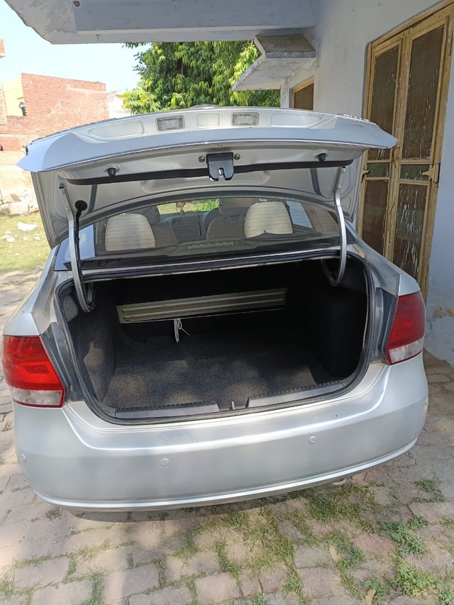 Second-hand 2011 Volkswagen Vento Petrol Highline for sale in Noida-7