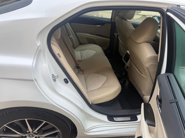 Second-hand 2023 Toyota Camry 2.5 Hybrid BSVI for sale in New Delhi-12