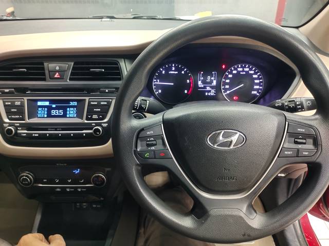 https://images10.gaadi.com/usedcar_image/TP1A.220624.014/original/53ab25c3-19ff-4eb2-8fe4-bcf9b3c83f3f.jpg?imwidth=6401