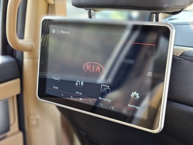 Second-hand 2020 Kia Carnival Limousine for sale in Mumbai-22