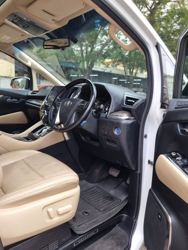 Second-hand 2022 Toyota Vellfire Executive Lounge BSVI for sale in Chennai-8