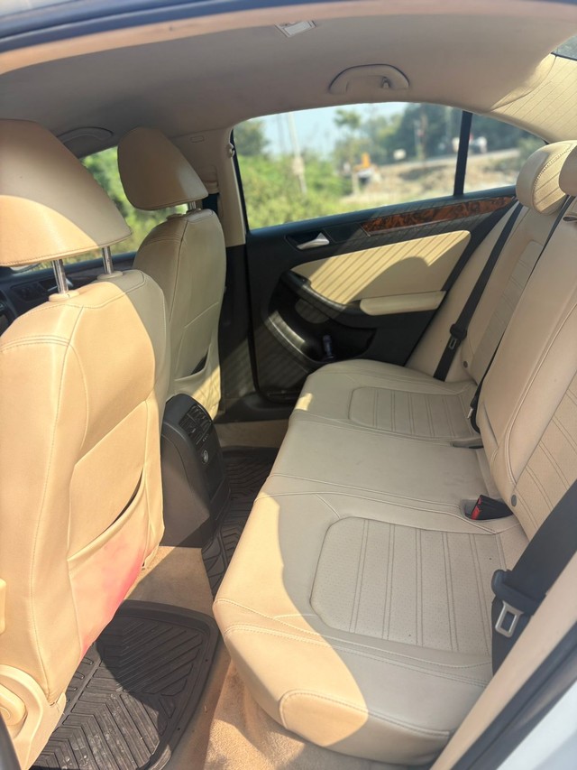 Second-hand 2013 Volkswagen Jetta 2.0L TDI Comfortline for sale in Aurangabad-9