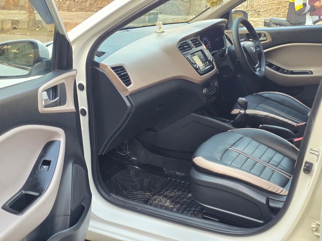 Second-hand 2018 Hyundai i20 Petrol Asta Option for sale in New Delhi-7