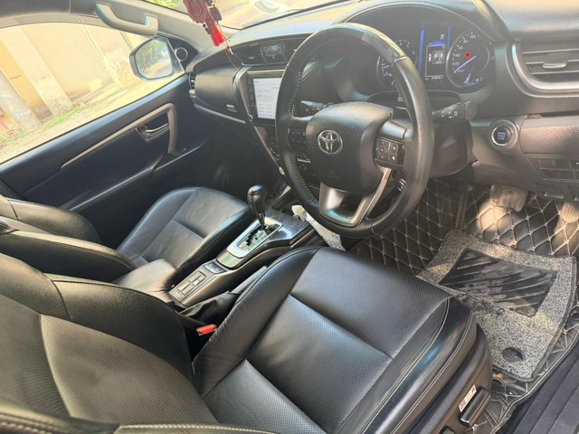 Second-hand 2022 Toyota Fortuner 4X2 AT BSVI for sale in New Delhi-9