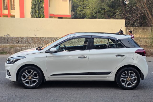 Second-hand 2018 Hyundai i20 Petrol Asta Option for sale in New Delhi-3